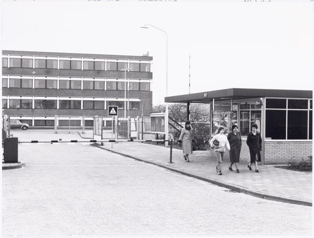 Uitgang Volt Noord aan de Zevenheuvelenweg met loge NF die in 1961 in gebruik is genomen. Foto van 17-3-1983